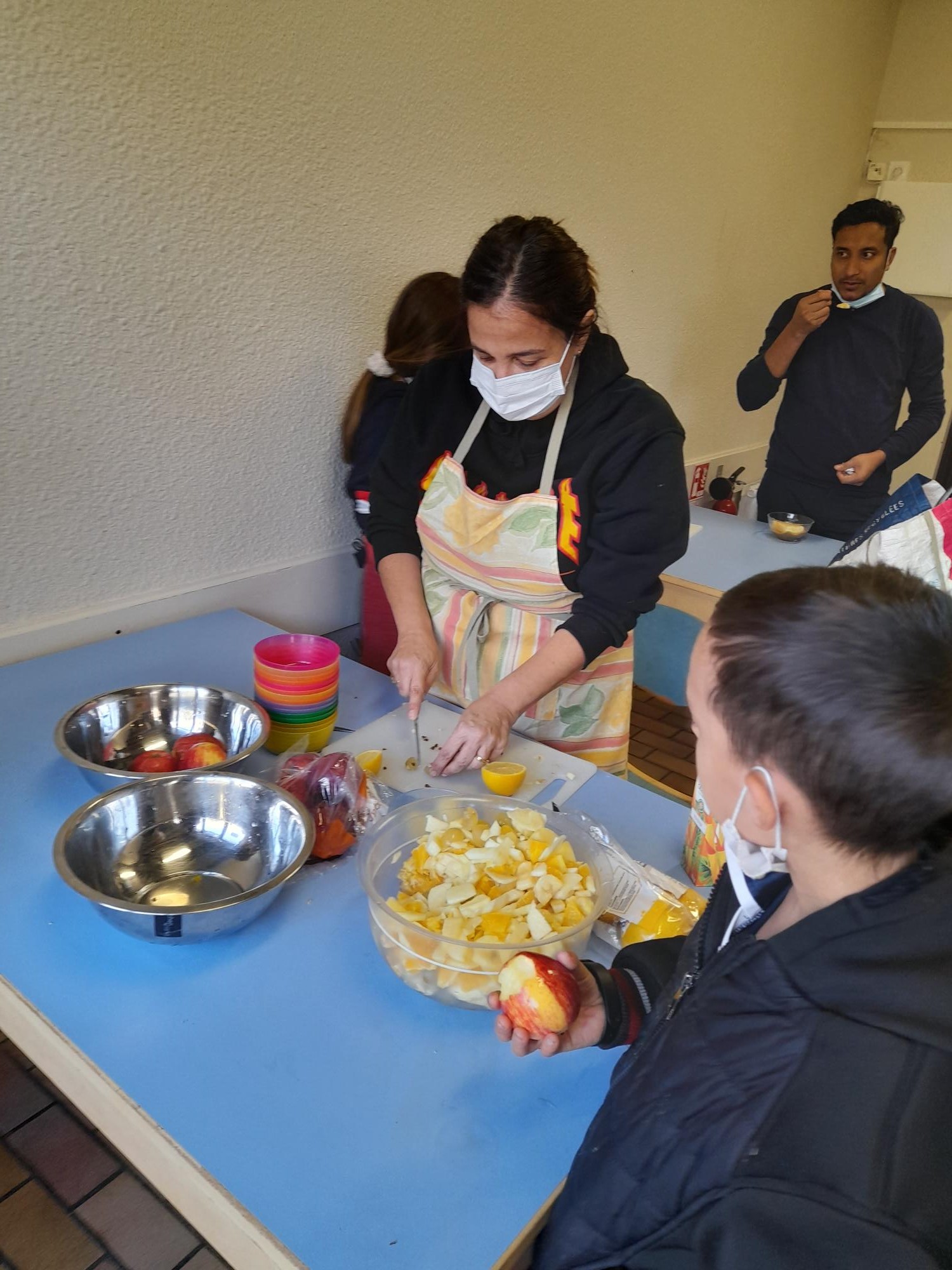 Confection de la salade de fruits avec Mme LAPORTE TARTUCE