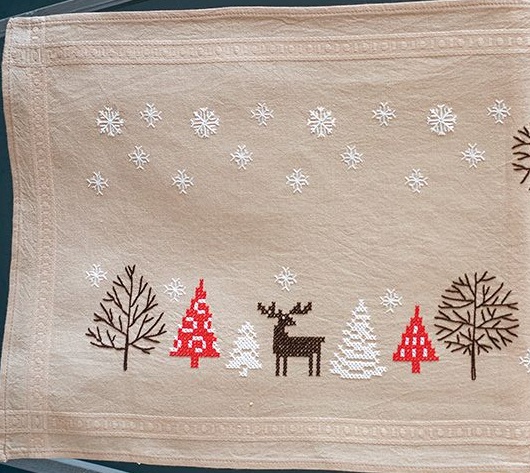 Chemin de table avec broderie