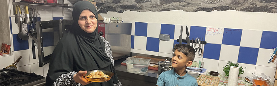 Tooba la maman de la famille afghane